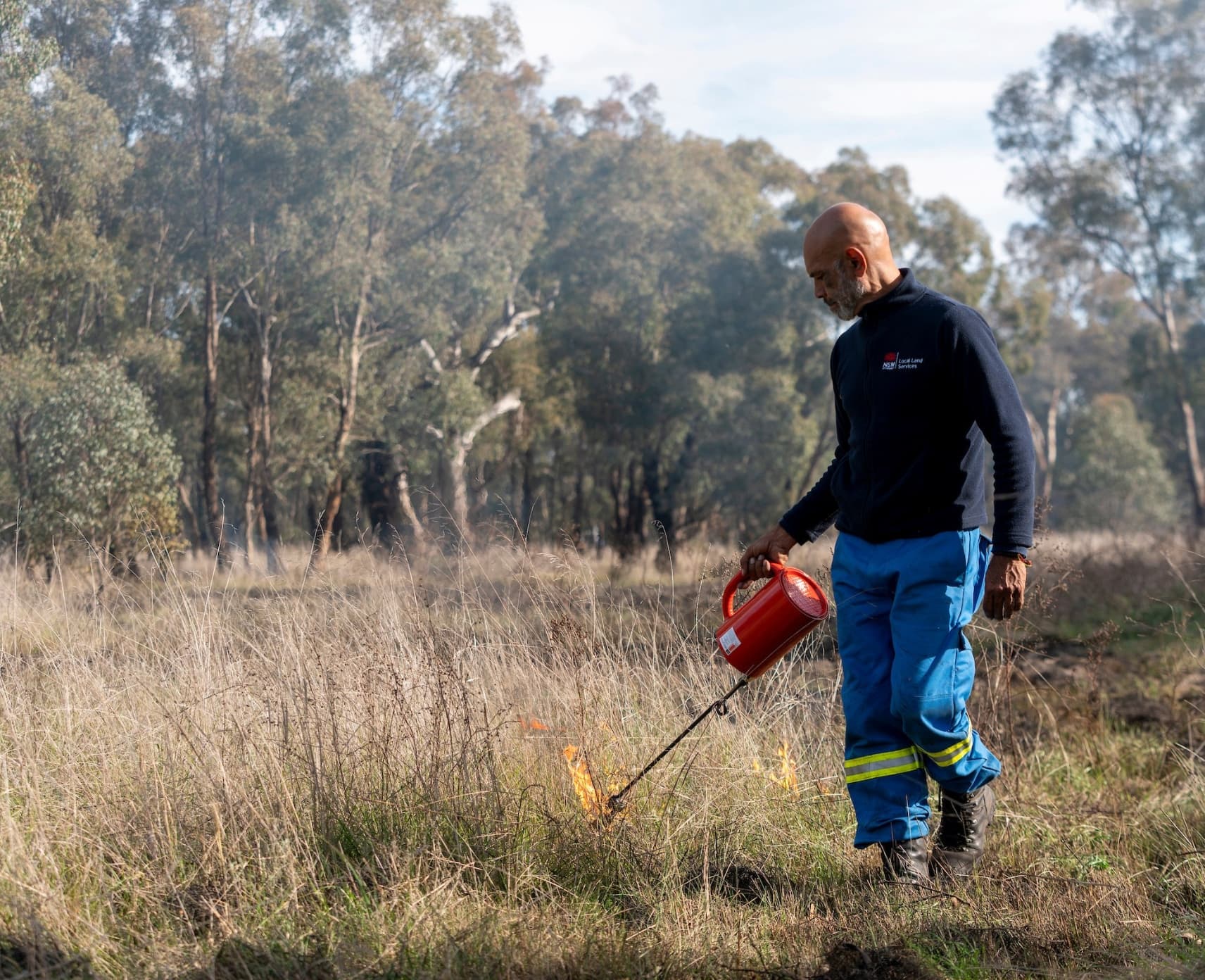 Dean Freeman leads cultural burning training on a travelling stock reserve at Wagga Wagga - credit Jamie Kidston.