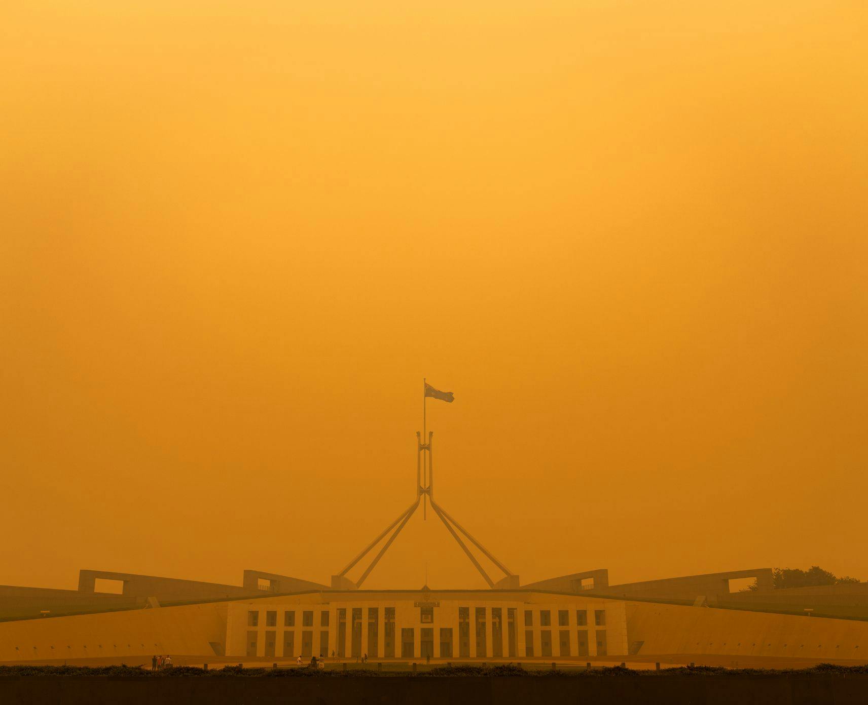 Bushfire smoke blankets parliament house