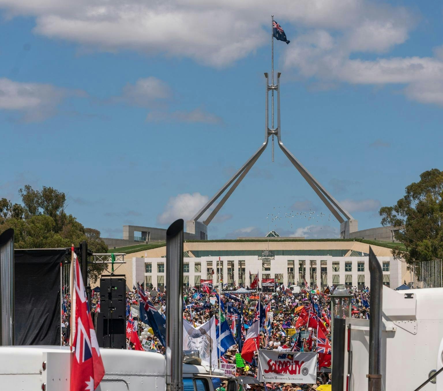 Convoy to Canberra protests in front of Parliament house