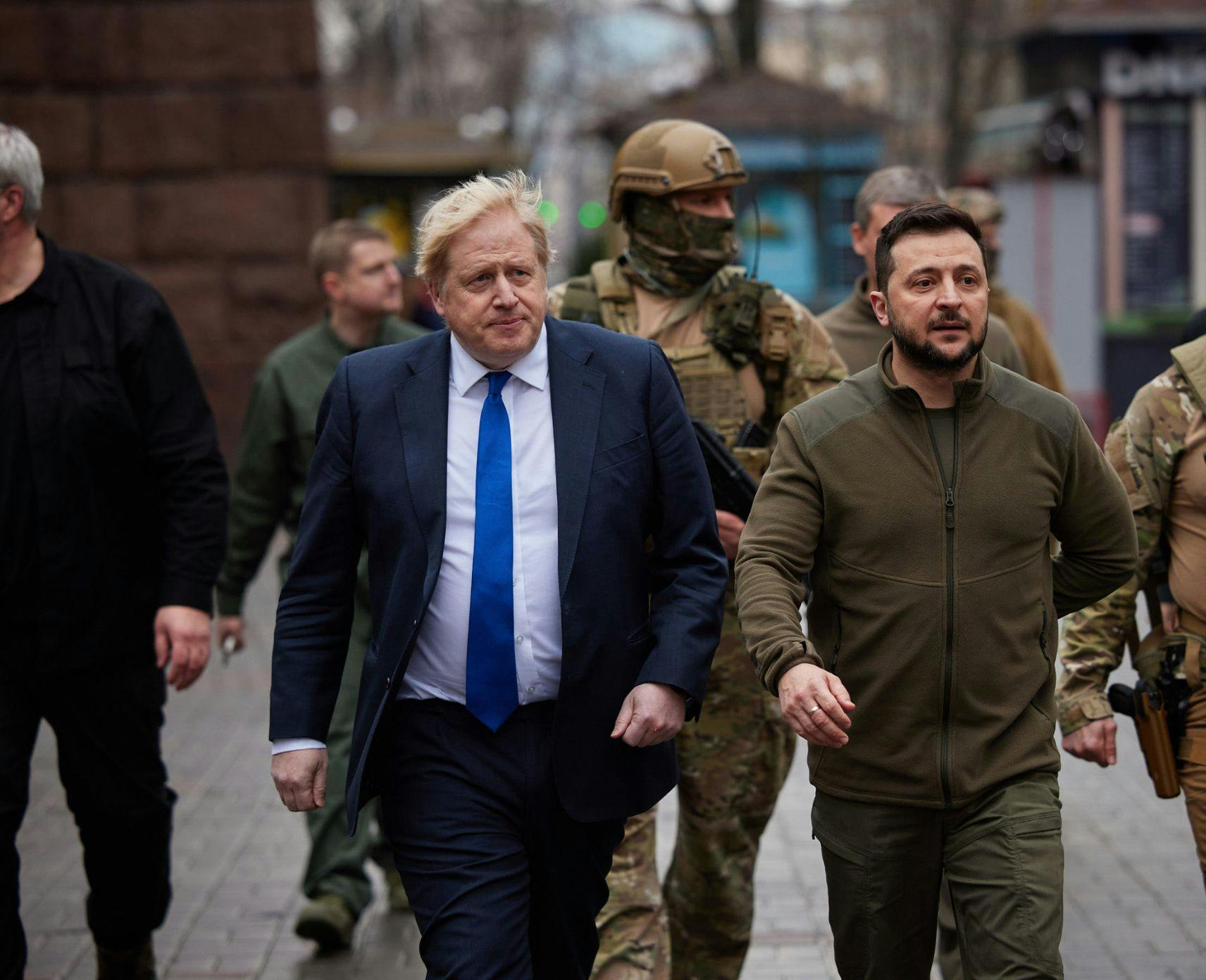Boris Johnson and Volodymyr Zelenskyy escorted through central Kyiv