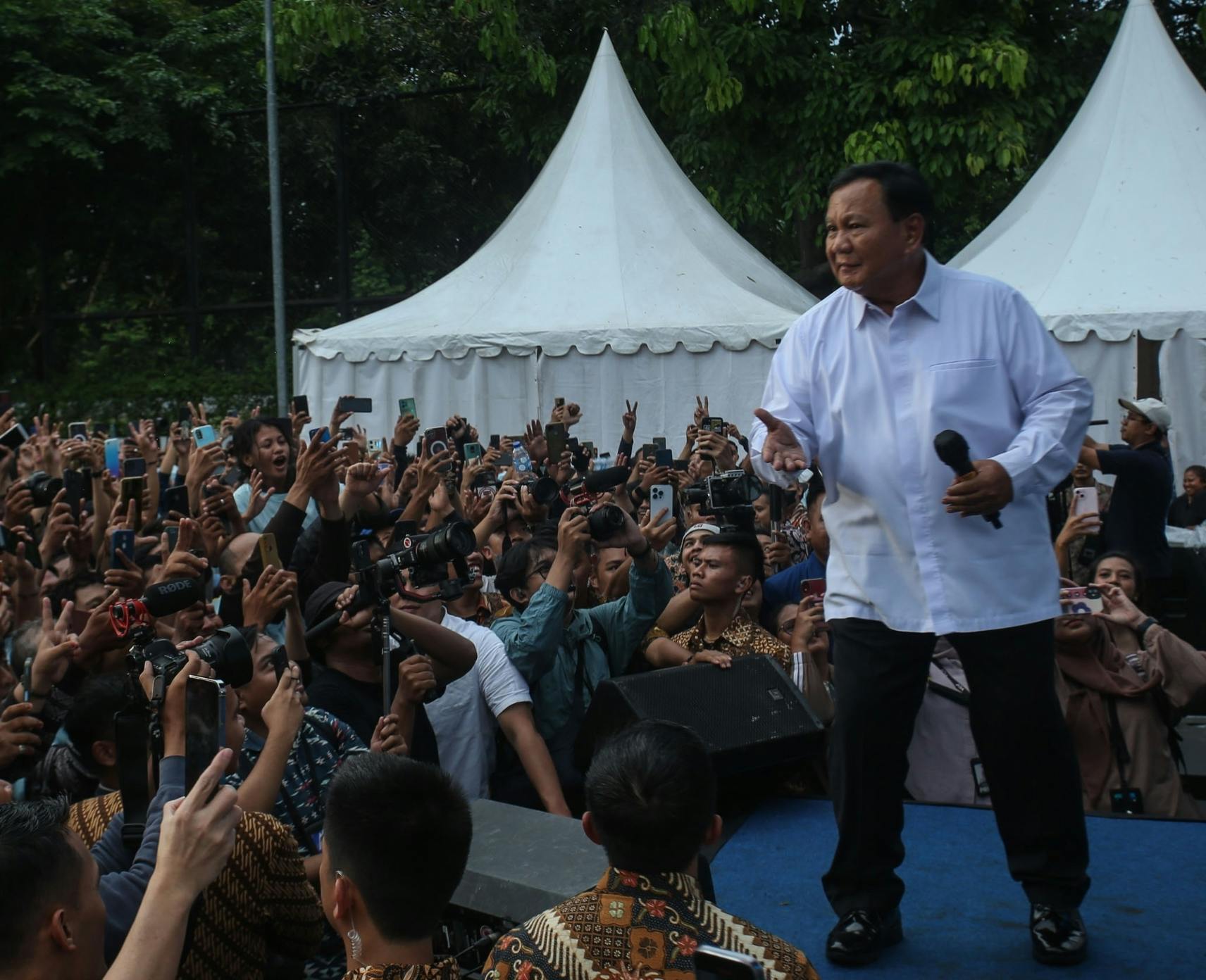 Prabowo Subianto shows off his 'gemoy' dance moves during a campaign event.